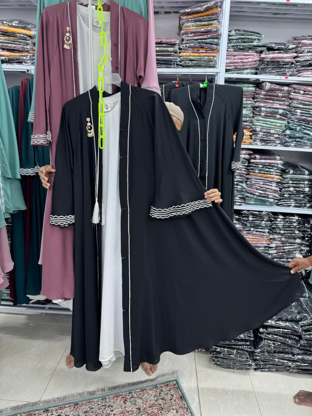 Long Size: 50/52/54/56/58
Body: free size
Gher 220+
Fabric: Original dubai cherry
Dubai lays
Full set : inner,kuti,hijab,belt and brooch