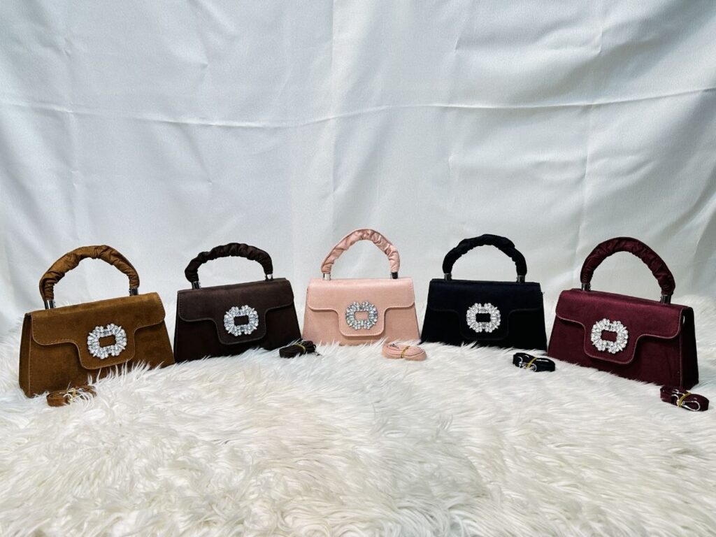 এলিগেন্ট লেডিস হ্যান্ডব্যাগ, যেটা স্টাইল ও ক্লাস দুইটাই একসাথে দেয় দাম-১৩৯০/- টাকা মাএ,,  ডেলিভারি চার্জ ফ্রি,,কালার কল কনফার্মে সিলেক্ট করতে পারবেন অর্ডার কনফার্ম করুন 💕